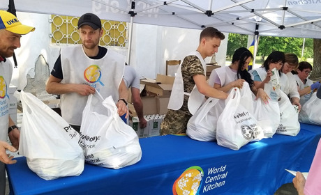 Понад 1200 продуктових наборів отримали переселенці в Жовтих Водах: репортаж з місця події