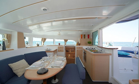 Чим оренда катамарана в Києві вигідніша за прокат яхти?