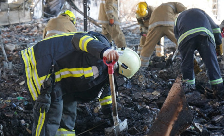 Під завалами ТЦ в Кременчуку рятувальники виявили 28 фрагментів тіл