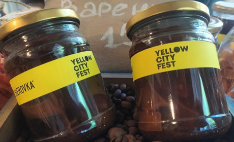 Жовтоводці створюють варення, картини, прикраси щоб зібрати кошти на ЗСУ