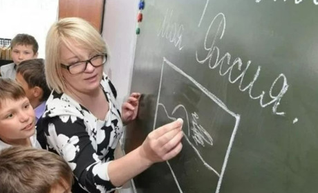 Вчителям-колаборантам росіяни знизять зарплату, порівняно з українськими виплатами