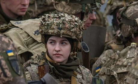 Якщо воєнний стан в Україні продовжать, то жінки певних професій не зможуть виїжджати за кордон
