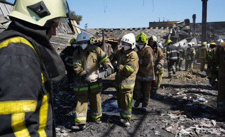 У Кременчуці розібрали завали на місці зруйнованого ТРЦ "Амстор"