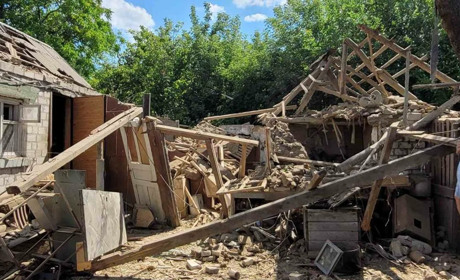 Зруйновані багатоповерхівки, будинки і автомобілі: обстріли та оперативна ситуація на фронті 5 липня