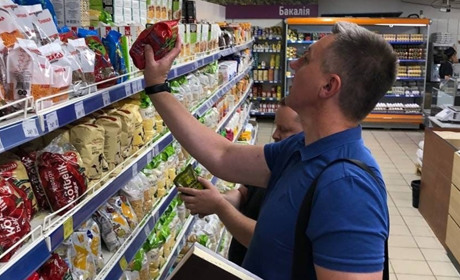 У Лозовій провели рейди по магазинах. Чи знайшли на полицях гуманітарку