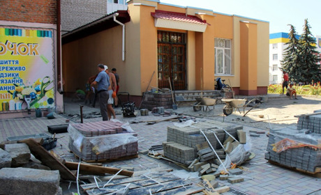 В Барі ставлять тротуарну плитку біля центральної бібліотеки: фото