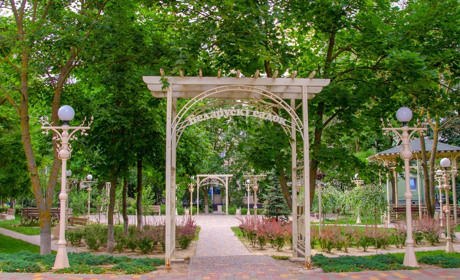 Білоруський сад у Южному: чи залишать тематичні скульптури скверу?