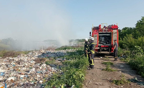 У П'ятихатках 14 годин гасили пожежу на сміттєзвалищі. Фото
