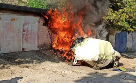 В Южноукраїнську горів гараж і легковий автомобіль