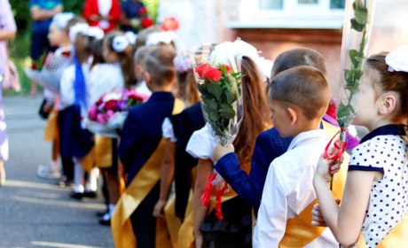 Українські батьки підписали електронну петицію до Зеленського проти очного навчання з 1 вересня