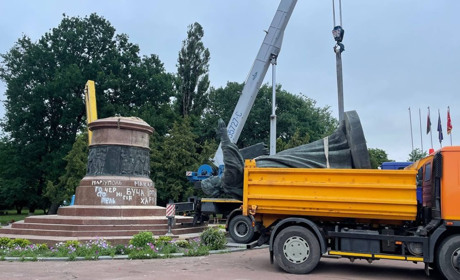 Дружби більше немає — у Переяславі демонтували пам’ятник російської пропаганди