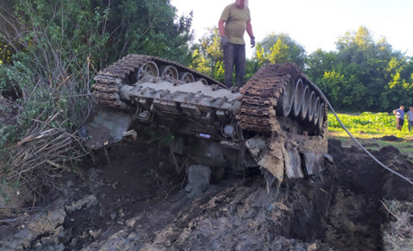 На Чернігівщині підняли з дна річки російський танк