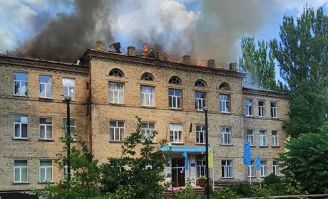 В Красногорівці росіяни поцілили в аграрний технікум. Частина будівлі вигоріла