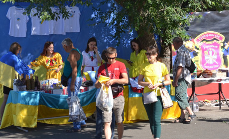Волонтери влаштували патріотичний благодійний ярмарок, щоб зібрати кошти для захисників