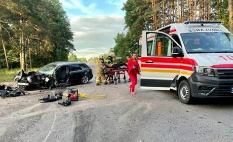 Сарненські рятувальники деблокували водія з понівеченого авто