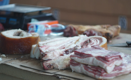 Ціни на сало побили рекорд: здорожчали свині живою вагою. Репортаж з базару у Переяславі