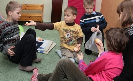 Гуманітарний штаб у Добропіллі призупиняє роботу: чекають надходження нового вантажу