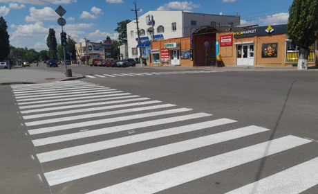До уваги водіїв та пішоходів: у Біляївці на центральному кругу з'явилися дві "зебри"