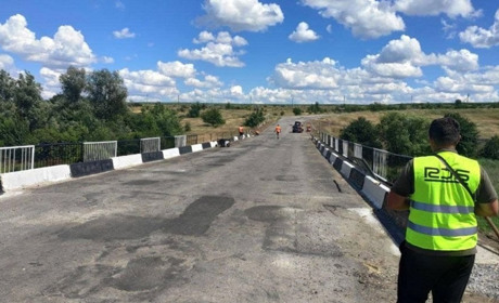 На в'їзді в Жовті Води почали ремонтувати міст: що вже встигли зробити