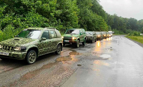 Вісім автомобілів уже в дорозі до воїнів з Чортківщини, що боронять Україну від російського окупанта