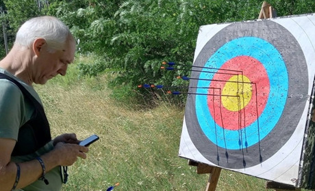 "Все складніше, ніж натягнути тятиву". Жовтоводець Євген вже 4 роки вправляється в стрільбі з лука