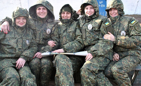 Держава запрошує жінок ставати на військовий облік. Що буде якщо не стануть — розповіли юристи