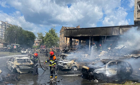 Рятувальники ліквідовують наслідки ворожого обстрілу у Вінниці