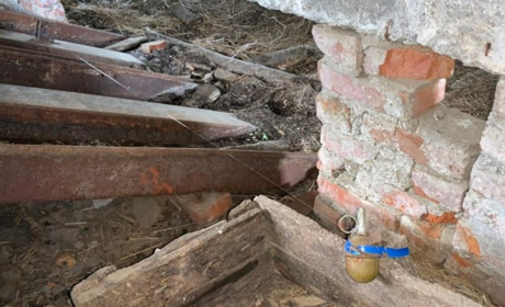 У селі на Чернігівщині виявили російський схрон із боєприпасами та розтяжку