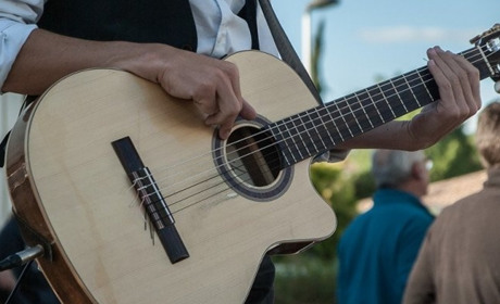 Забороняв співати українською: в Одесі чоловік напав на вуличного музиканта