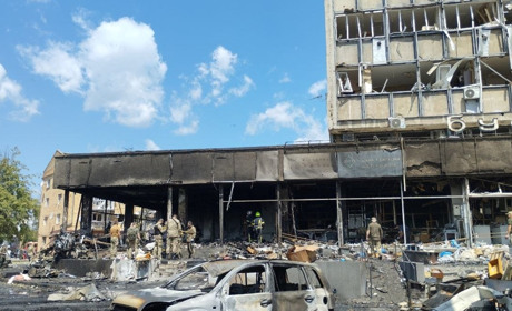 На місці ракетного вибуху у Вінниці рятувальники витягли з-під завалів ще 3 людини