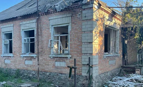 Окупанти вночі випустили понад 60 снарядів по Нікополю: травмована літня жінка