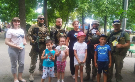 У Балті діти зробили вишиванки з паперу та подарували військовим