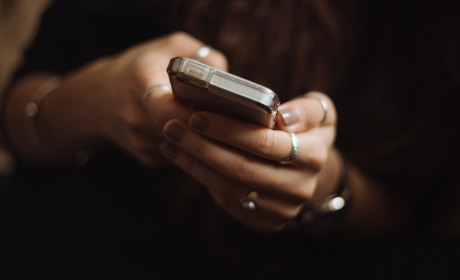 Якщо у вас вкрали або відібрали телефон: що робити, куди повідомити та як заблокувати