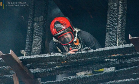 У Дрогобицькому районі згорів будинок: три будівлі поруч вогнеборці врятували