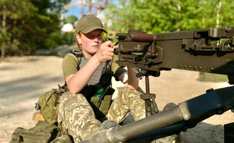 19-річна студентка взяла до рук кулемета. Нищить російських окупантів на Донеччині