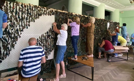 У Дрогобичі переселенці плетуть маскувальні сітки для захисників