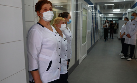 Мелітопольські медики переводять рублі у гривні та віддають їх на допомогу ЗСУ