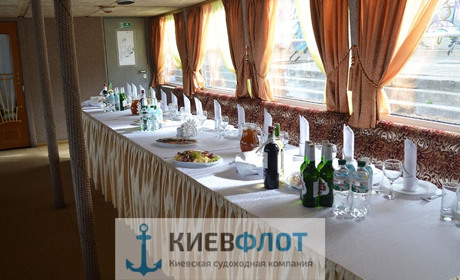 Прокат теплоходів для закритих вечірок