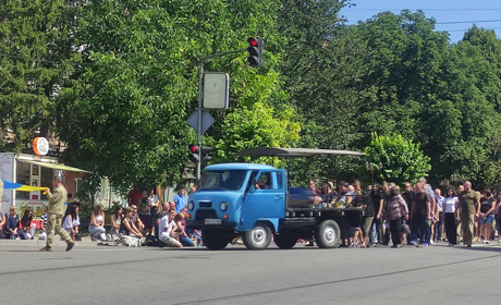 Барчани живим коридором зустріли захисника Сергія Зайця. Прощання з Героєм відбудеться 23 липня
