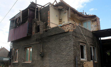 Наслідки обстрілів приватних житлових будинків Нікополя російською армією в ніч на 22 липня