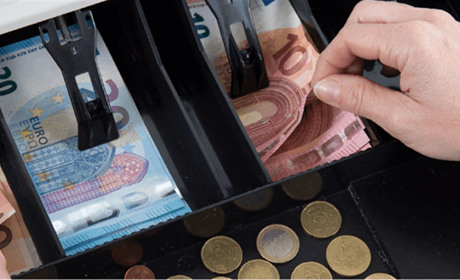 На власні потреби: на Гадяччині продавчиня систематично крала гроші з каси