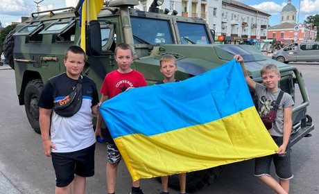 Юні ніжинці змайстрували імпровізований блок пост, щоб зібрати кошти для ЗСУ