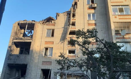 Вранці ворог цинічно вдарив по багатоповерхівці в Торецьку. Трьох людей врятовано з-під завалів