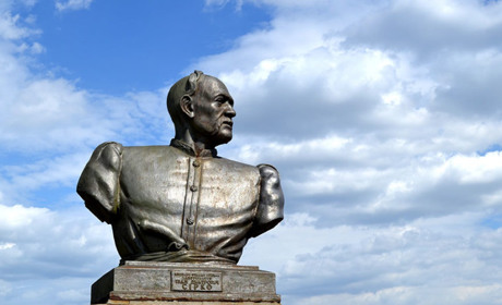 «Україна є, Україна буде завжди»: добірка книг до Дня Української Державності від бібліотек Нікополя