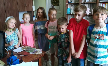 Організували блокпости та плели прикраси: дрогобицькі діти зібрали понад 20 тисяч гривень для ЗСУ