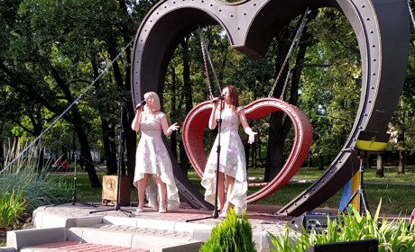 Мітинг, фотозона, розваги і концерт: так відзначили в Южноукраїнську День Української Державності