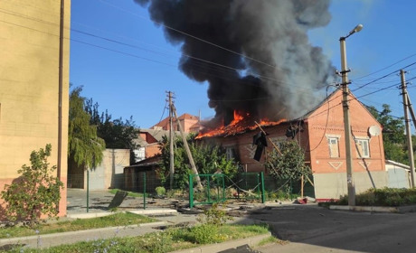 Через ворожі обстріли у Красногорівці згоріли два житлових будинки