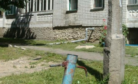 Окупований Лисичанськ: багатоповерхівки без водопостачання, зручності - на вулиці