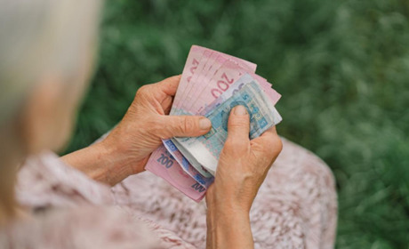 Перерахунок пенсії у жовтні та грудні: кому додадуть 300 грн, а хто отримуватиме три тисячі гривень