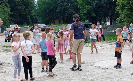 На Переяславщину приїхали французькі волонтери: привезли допомогу і розважили дітей у Хоцьках